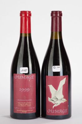 deux bouteilles de vin rouge posées l'une à côté de l'autre sur une surface blanche