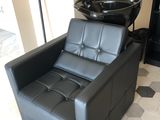 une chaise noire sur laquelle est posé un bol noir