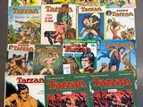 une collection de bandes dessinées de Tarzan posée sur une table