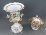 deux vases placés l'un à côté de l'autre sur une table