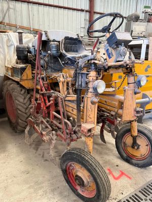 un tracteur garé dans un garage