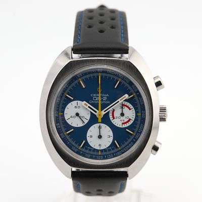 Gros plan sur une montre à cadran bleu
