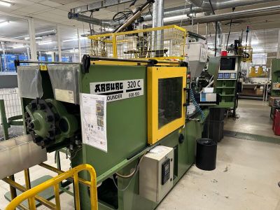 une machine placée au milieu d'une pièce