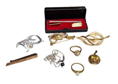 une boîte noire contenant tout un tas de bijoux