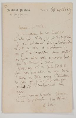 une lettre manuscrite d'un homme qui tient une feuille de papier