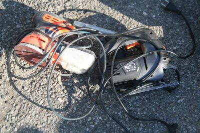 un tas d'appareils électriques posés par terre