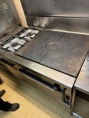 C15 : Piano de cuisson 3 feux avec chauffe assiette et four