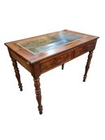 Bureau plat à pieds tournés en placage d'acajou ouvrant par … (photo 2)