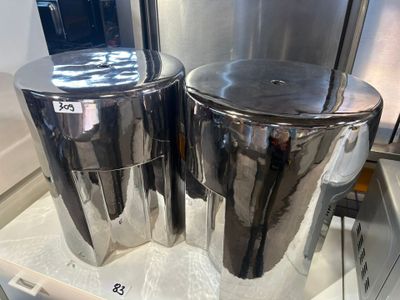 deux poubelles en acier inoxydable exposées dans un magasin