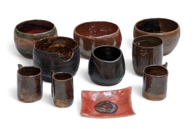 de nombreux bols et tasses posés sur une surface blanche