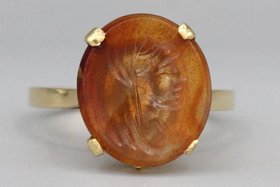 Bague en or ornée d’une intaille sur cornaline à motif de tê…