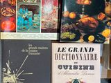 plusieurs livres sont empilés sur une table