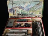 une boîte contenant un train sur une table