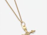 un pendentif en forme de croix en or avec une chaîne, sur fond blanc