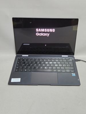un ordinateur portable avec le logo Samsung sur l'écran