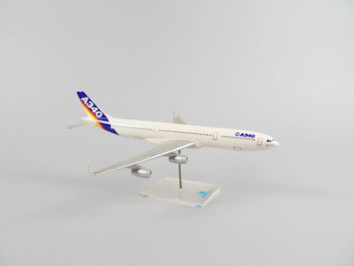 Le modèle réduit d'avion est blanc et bleu, avec une queue bleue.