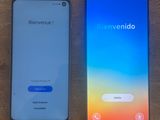 deux smartphones posés l'un à côté de l'autre sur une table en bois