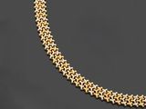 un collier à chaîne en or orné d'un motif en forme d'étoile