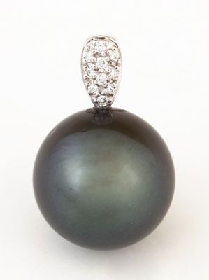 une image représentant un pendentif composé d'une perle noire et de diamants, sur fond blanc