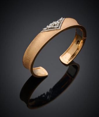 un gros plan sur un bracelet en or serti de diamants