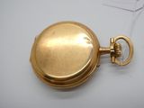 une montre de poche de couleur dorée, munie d'une chaîne