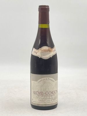 une bouteille de vin posée sur une table