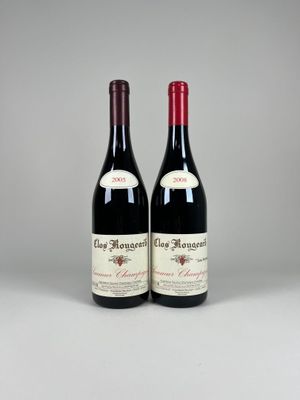 deux bouteilles de vin rouge posées l'une à côté de l'autre sur une table