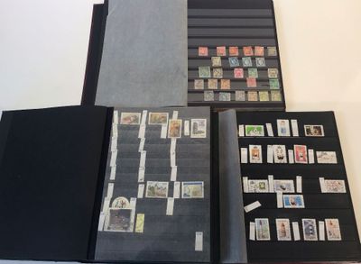 Plusieurs types de timbres sont présentés dans un classeur