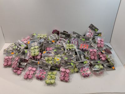 de nombreux sachets de bonbons posés sur une table blanche