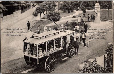 une photo en noir et blanc d'un tramway avec des passagers à bord