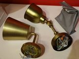 deux lampes posées l'une à côté de l'autre sur une table