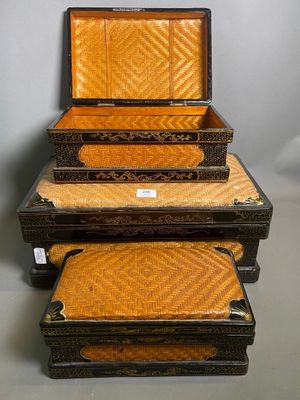 trois bagages empilés les uns sur les autres sur une table