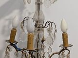une personne qui tient un lustre à la main