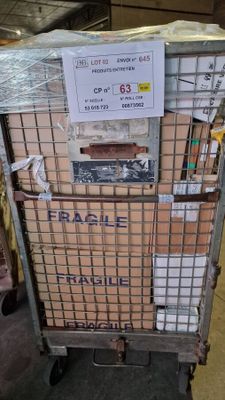 un chariot sur lequel se trouvent de nombreuses boîtes