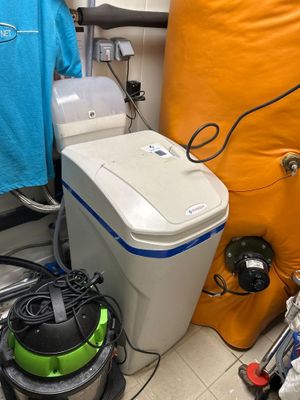 Il y a de nombreux types d'appareils électroménagers dans cette pièce.