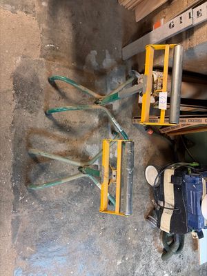 many tools that are sitting on the floor next to each other