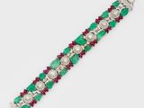 un bracelet en émeraudes, rubis et diamants
