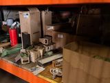 une étagère sur laquelle sont empilées des boîtes, encore et encore, dans un entrepôt