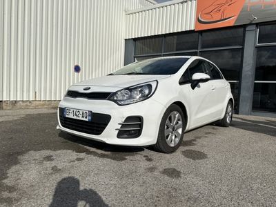 la voiture blanche est garée devant un bâtiment