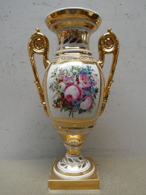 Grand vase en porcelaine de Paris, à deux anses dorées aux m…