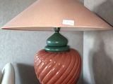 une lampe posée sur une table en bois