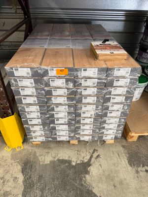 une pile de boîtes sur une palette dans un entrepôt