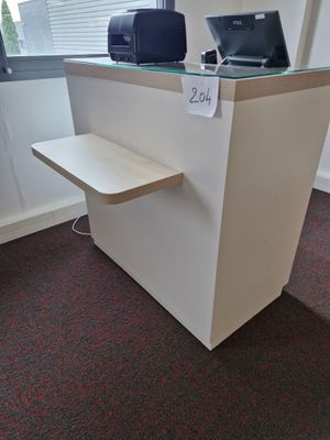 un bureau sur lequel se trouvent un ordinateur portable et une imprimante