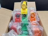 une boîte en carton contenant tout un tas de montres de différentes couleurs