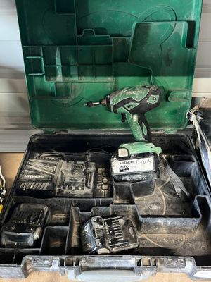 une boîte à outils avec des outils posés sur une table