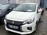 une voiture blanche garée dans un parking à côté d'autres voitures