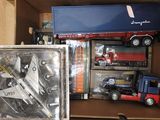 une boîte remplie de petits véhicules et un camion à l'intérieur