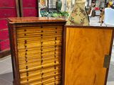 une armoire en bois sur laquelle est posé un vase