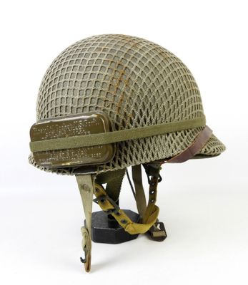 une image représentant un casque posé sur un support, sur fond blanc