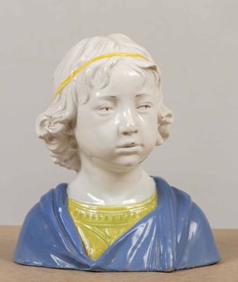 un gros plan sur la statue d'un enfant posée sur une table